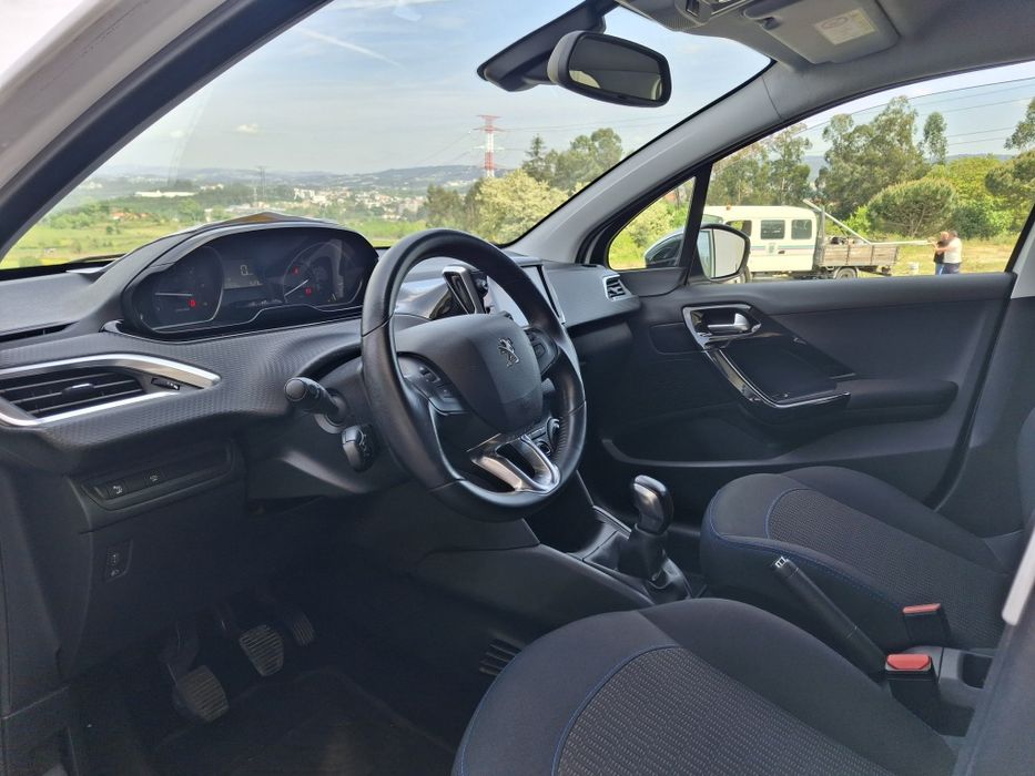 Peugeot 208 Signature
