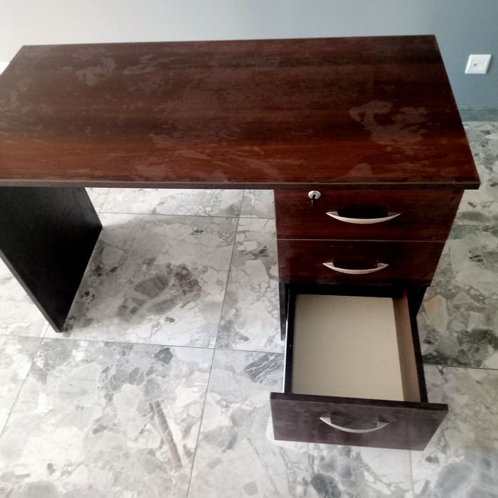 Продаю шикарный письменный стол.