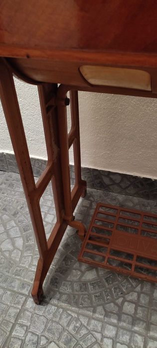 Máquina de costura antiga (Oliva)