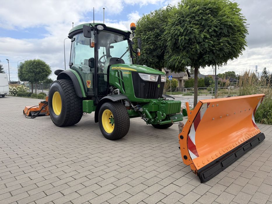 John Deere 4066R  John Deere 4066R – 2018 r. – 4x4 – WOM przód i tył – kosiarka + pług