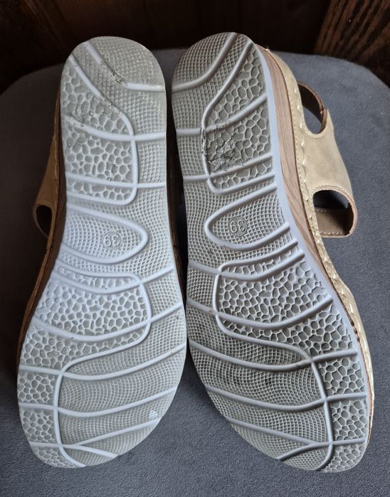 Sandały na koturnie