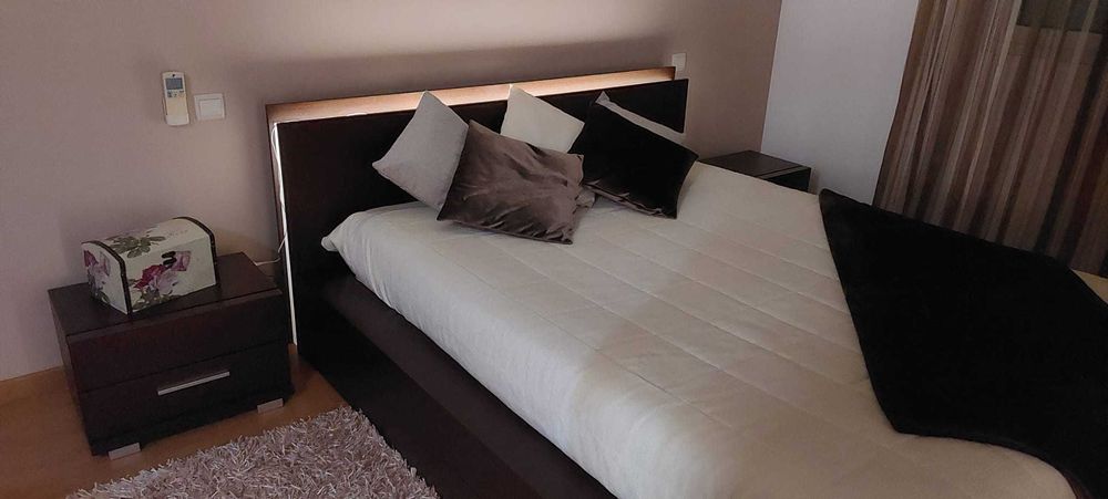 Cama casal robusta em muito bom estado, como nova.