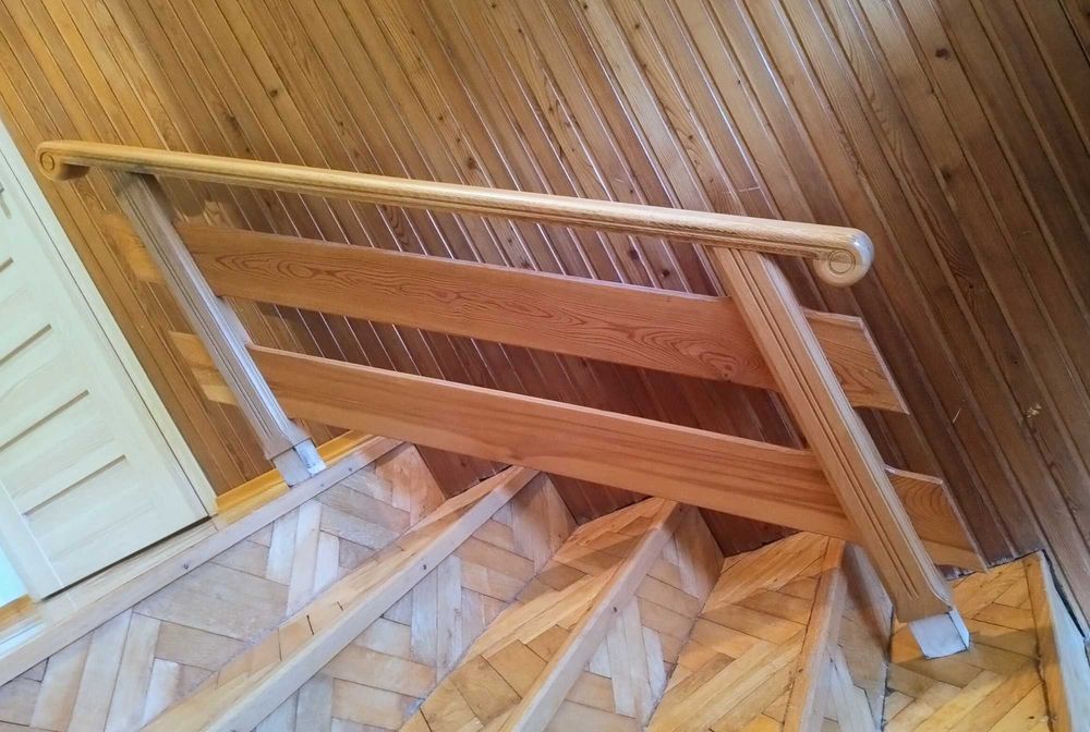 Balustrada schodowa wewnętrzna drewniana