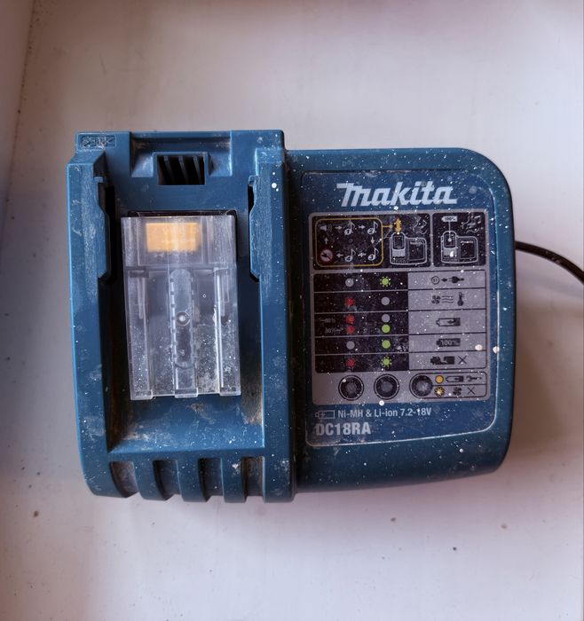 Оригінальний швидкий зарядний пристрій Makita DC18RA (7.2–18V)