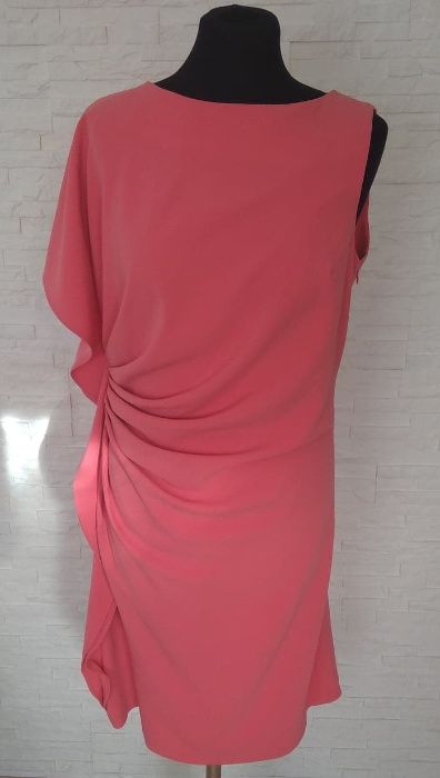 Sukienka koloru koralowego