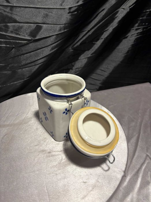 Ceramiczny pojemnik kuchenny z zamknięciem – biało-kobaltowy