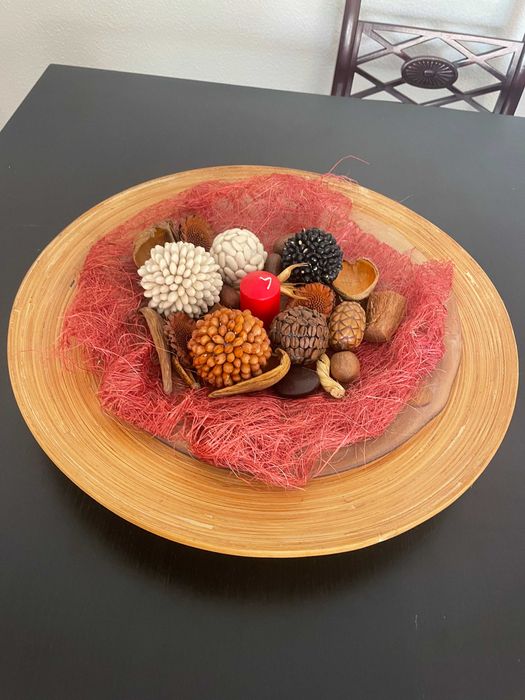 Centro de Mesa Decorativo em Madeira com Esferas e Velha Vermelha