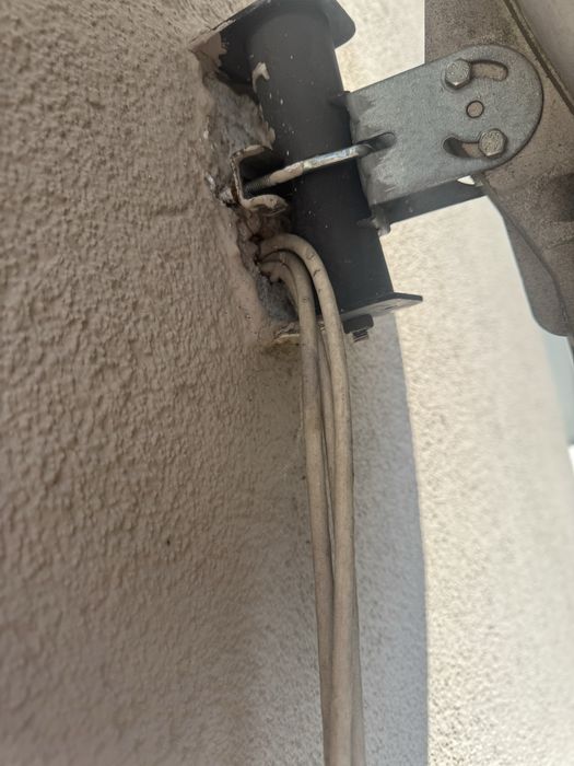 Antena satelitarna z uchwytem i konwerterem – komplet