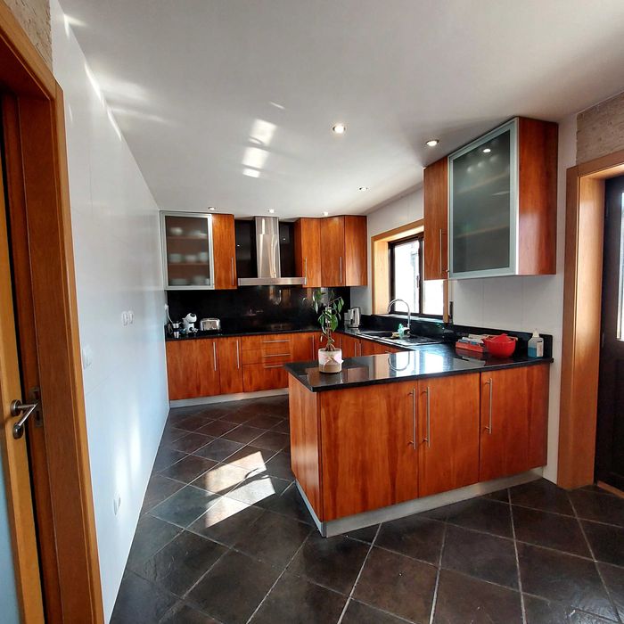 Moradia Geminada T4/T5 · 240 m² · 3 Pisos · Piscina · Garagem 2 carros