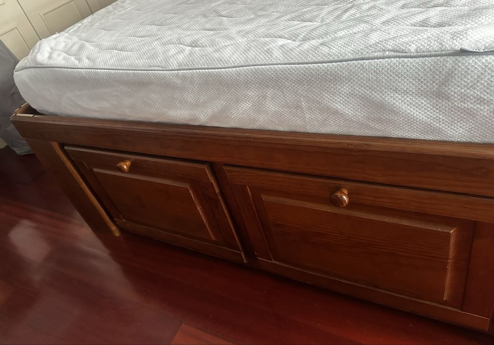 Cama Casal Saint Claire com grande capacidade de arrumação