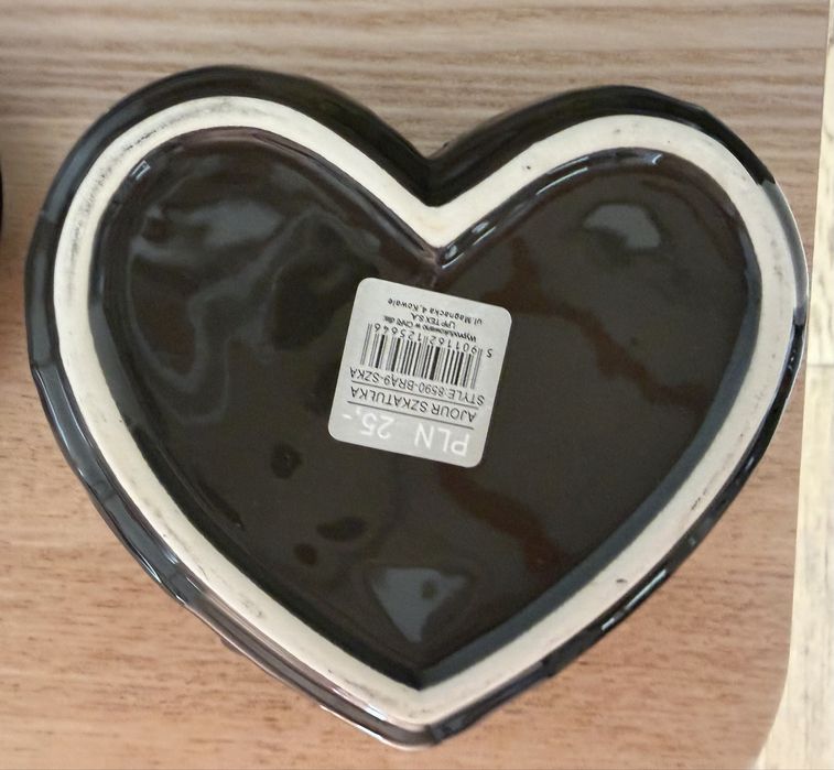 Ceramiczna szkatułka w kształcie ażurowego serca.
