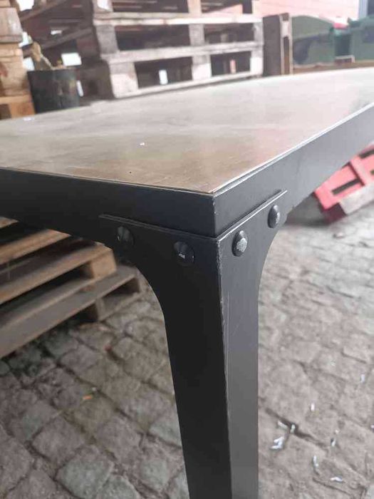 Mesa de trabalho robusta