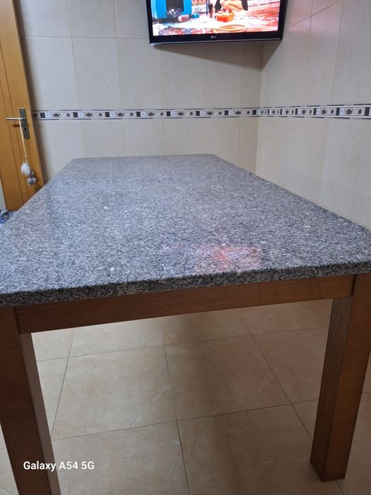Mesa de jantar 2mx1m + 4 cadeiras em madeira maciça.