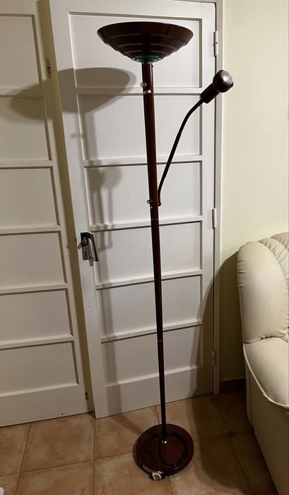 Candeiro de pé alto