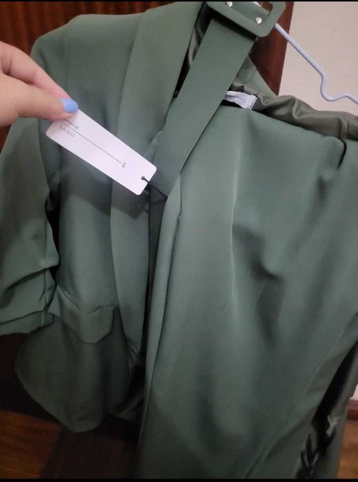 Fato verde com etiqueta