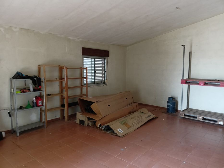 Armazém ou Garagem com logradouro na Igreja Nova