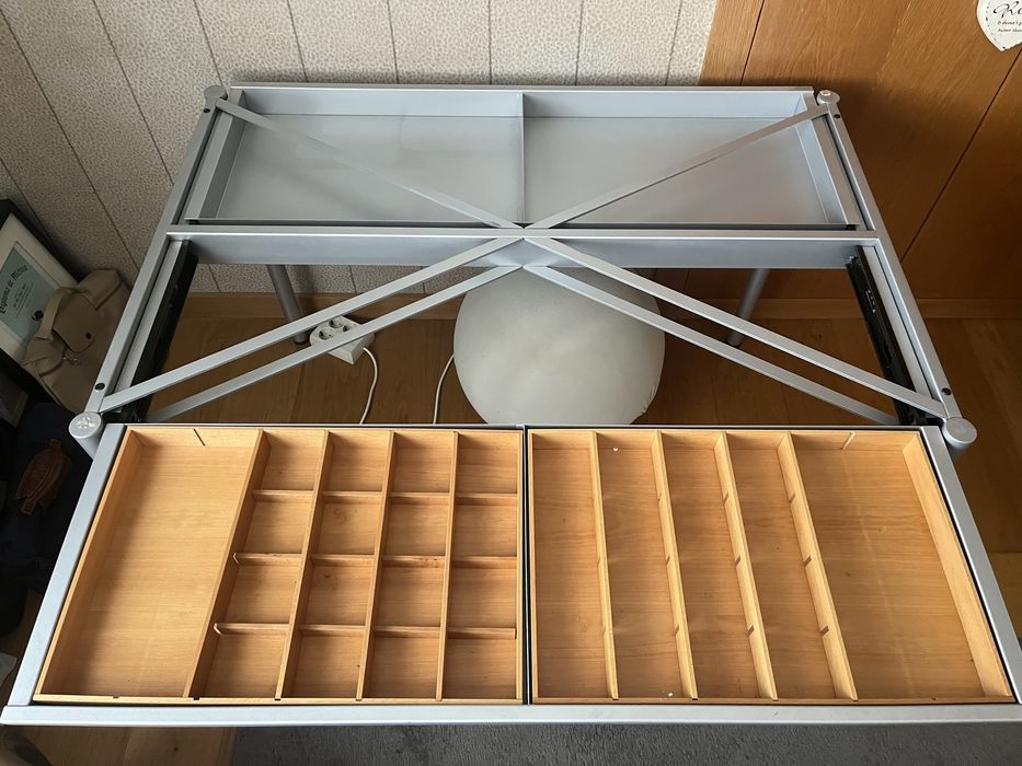 Secretária de design com arrumação