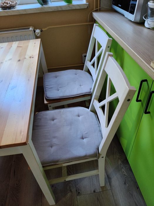 Stół z 4 krzesłami