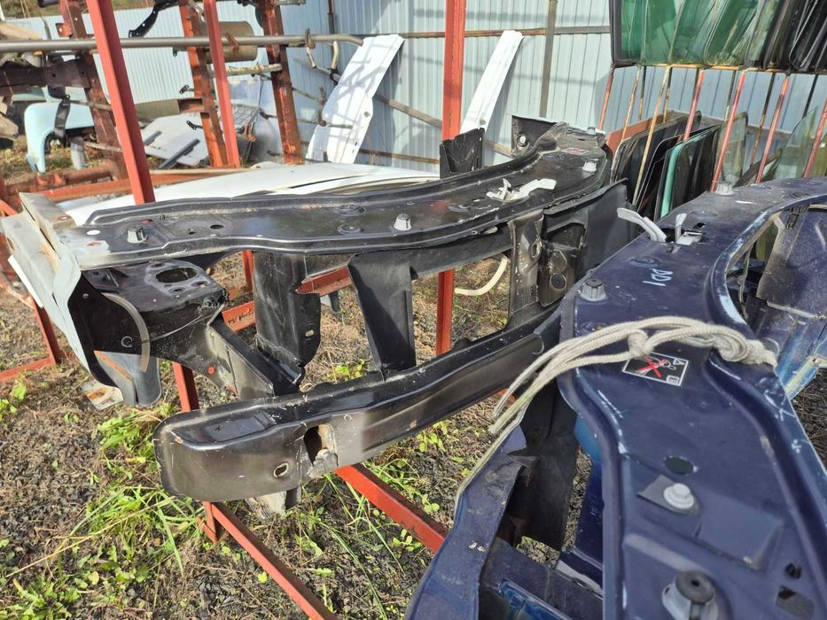 Передняя часть Renault Dacia Duster телевизор, панель, усилитель