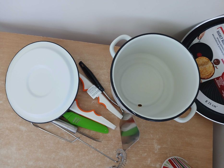 Каструля емальована, сковорідка Tefal, ножі, стакани і чашки
