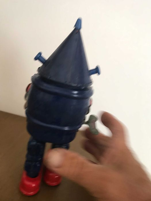 Robot de corda em metal