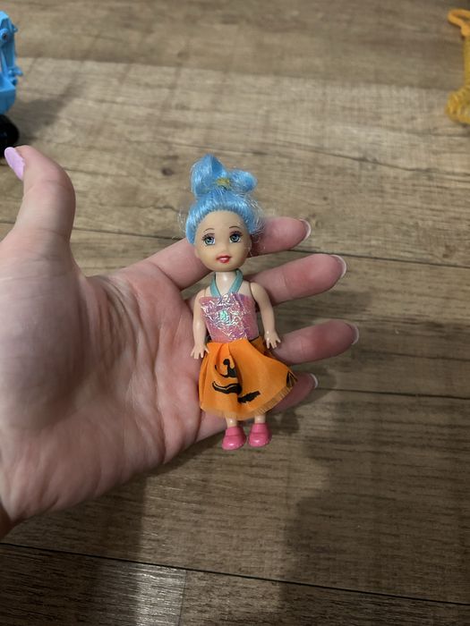 Mala lalka do zabawy