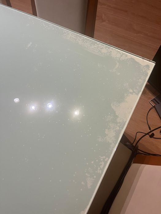 Mesa de jantar e cadeiras
