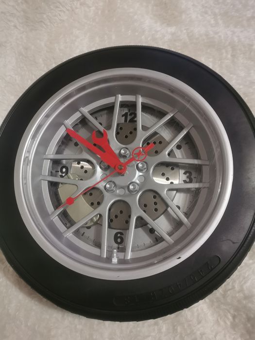 Zegar ścienny w kształcie opony duży.