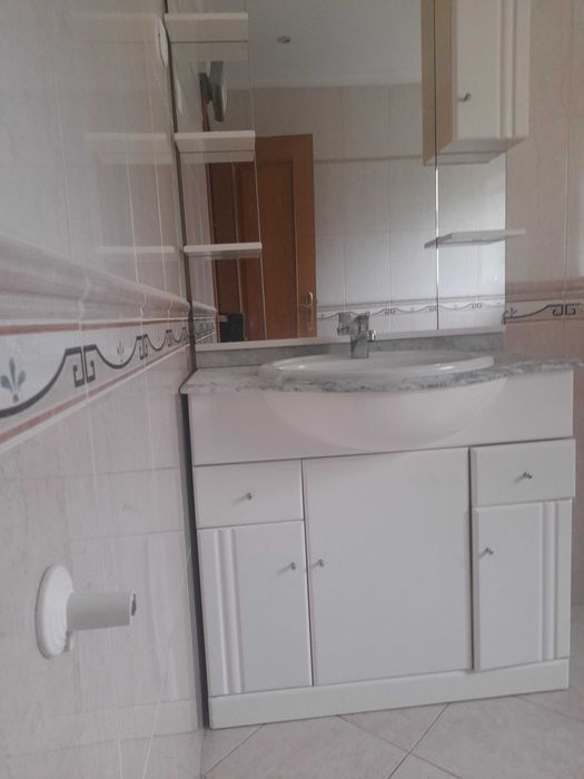 WC Base de Chuveiro, Torneira Elétrica ,Móvel com espelho e Lavatório