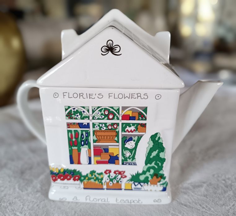 Bule em cerâmica e porcelana com acabamento brilhante.Excelente estado