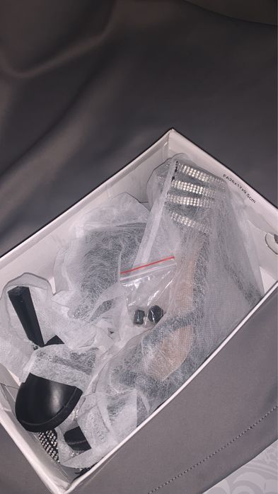 saltos altos pretos brilhantes (novos)