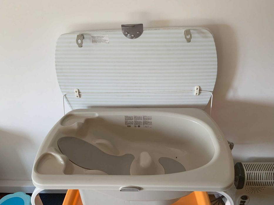 Banheira Jané com muda-fraldas Flip