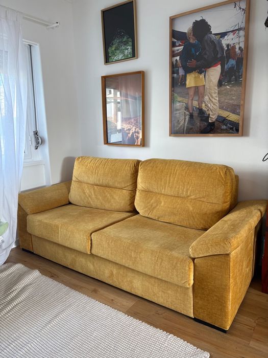 Sofá amarelo mostarda