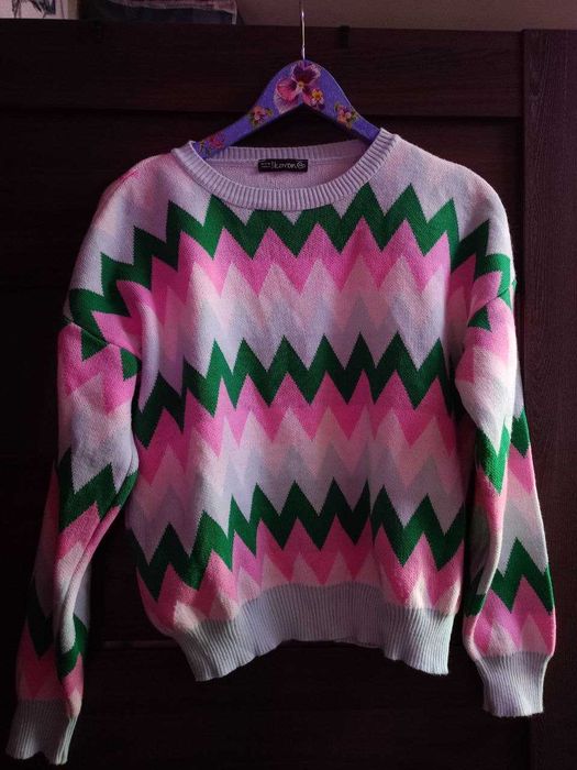 Свитер нежно-голубого цвета с рисунком