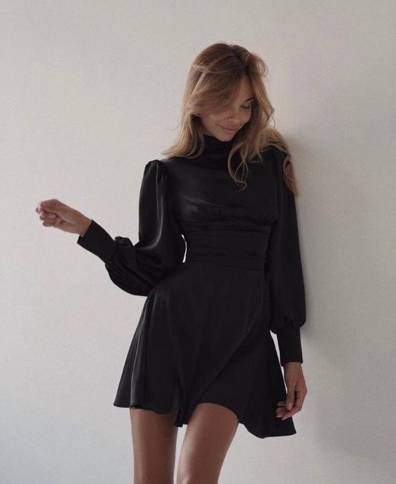 Чорна атласна сукня на запах з довгими рукавами