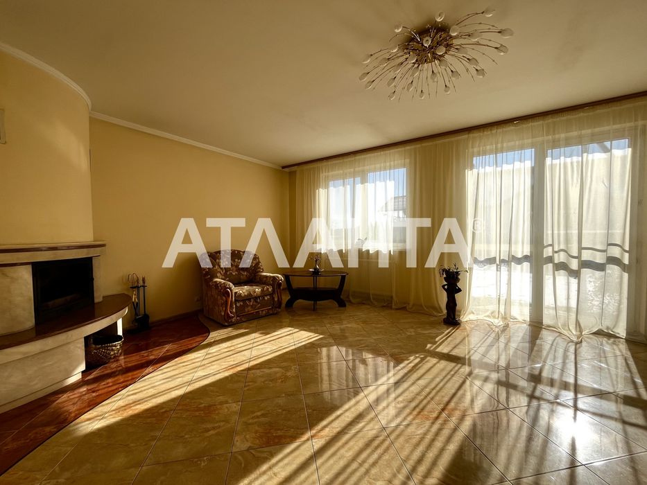 Продаж котеджу в смт Запитів + 10 соток землі.