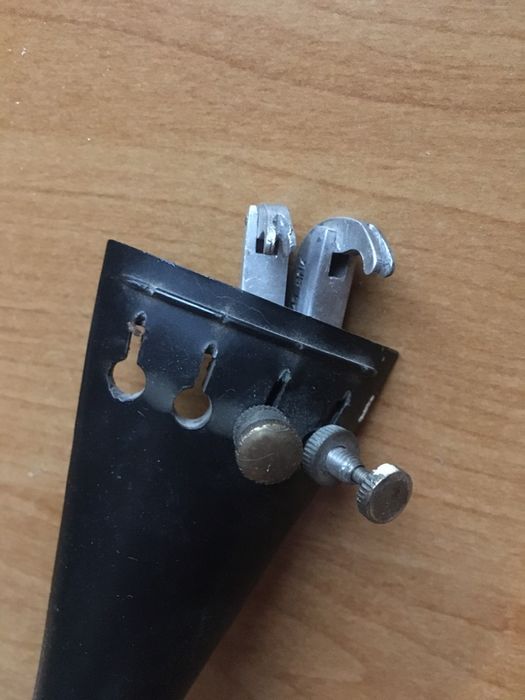 Подрифник струнодержатель для виолончели с двумя машинками (колками)