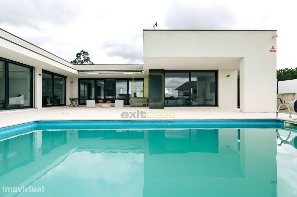 Moradia T4 de Arquitetura Moderna na Tocha