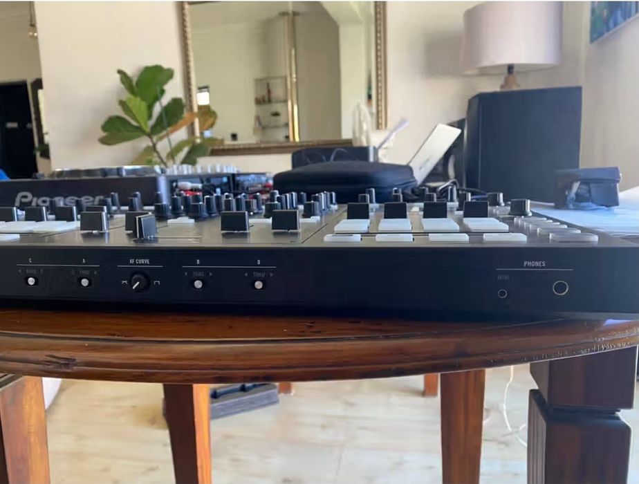 Controladora Traktor KONTROL S8