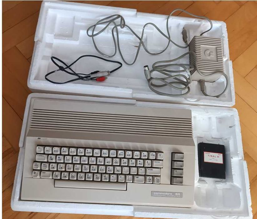 Zestaw Commodore 64C (C64) BOX w orginalnym pudełku z kartridżem Final III, zasilaczem i kablami.