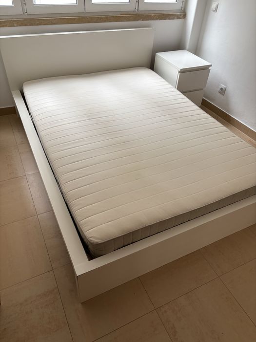 Cama IKEA MALM + Colchão 140x200 + Mesa de Cabeceira – Branco