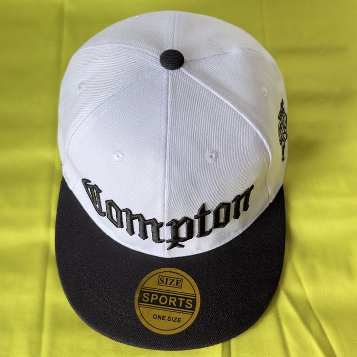 Czapka Compton snapback biało-czarna haft 3D regulowana unisex