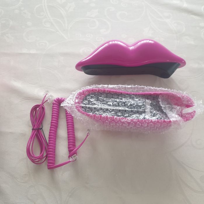 Telefone analógico cor de rosa em forma de lábios