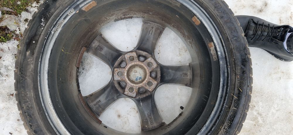 Продам комплект зимових шин з легкосплавними дисками  205 50 17