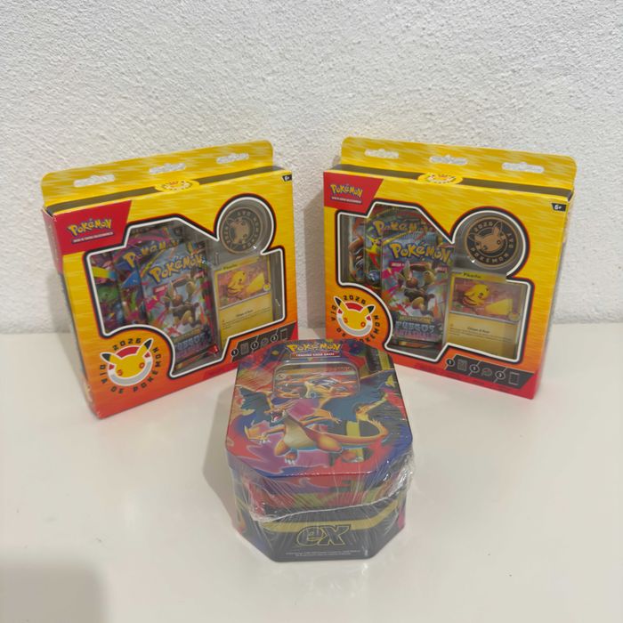 Mega Lote Pokémon Selado Espanhol (Caixas Pikachu, Lata Charizard)