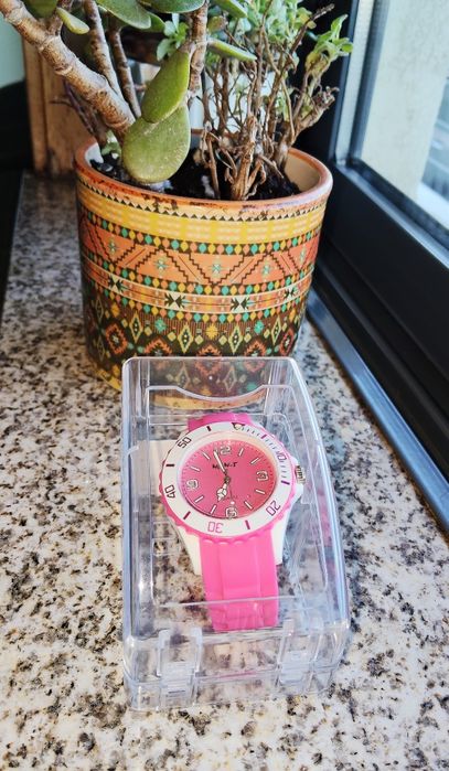 Relógio cor-de-rosa — para decoração como acessório