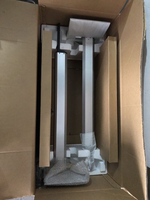 Apoio das colunas de som JBL