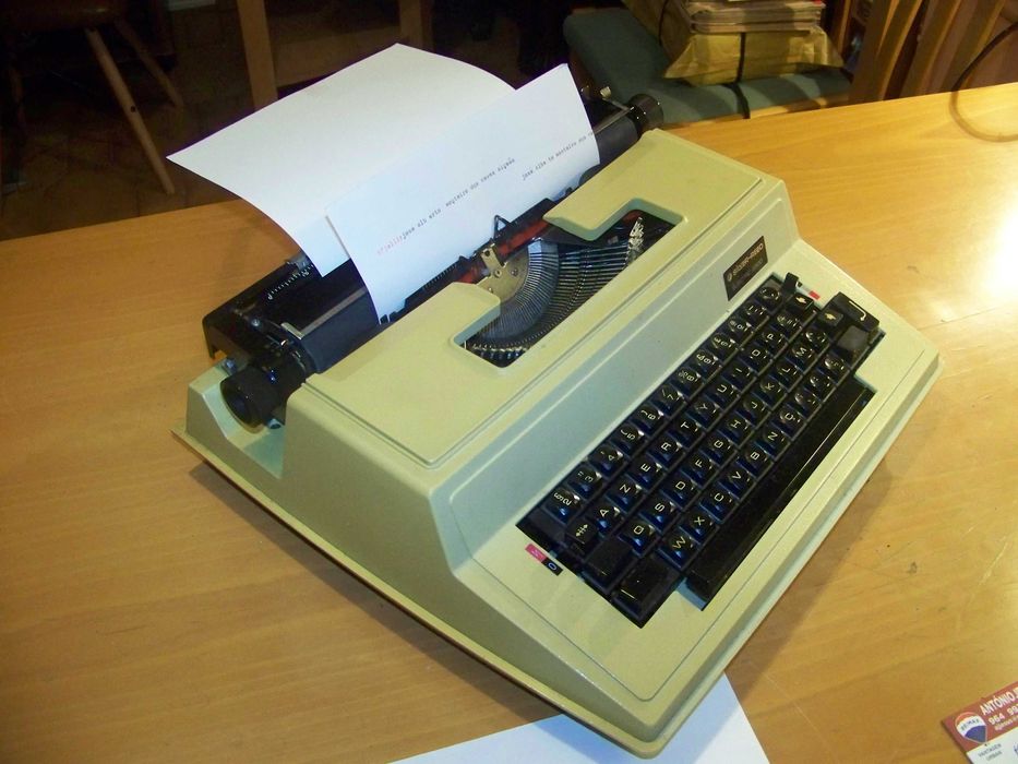 máquina de escrever elétrica antiga SILVER REED