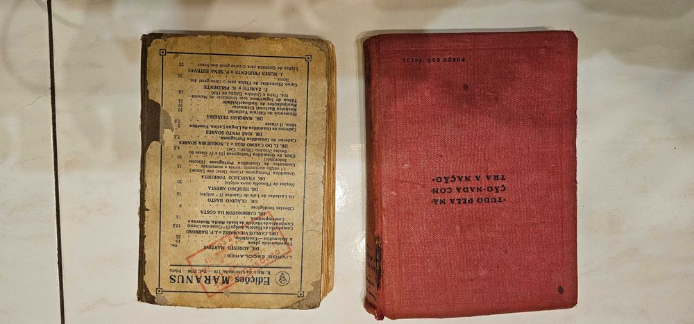 Livros de estudo antigos de física e aritmética