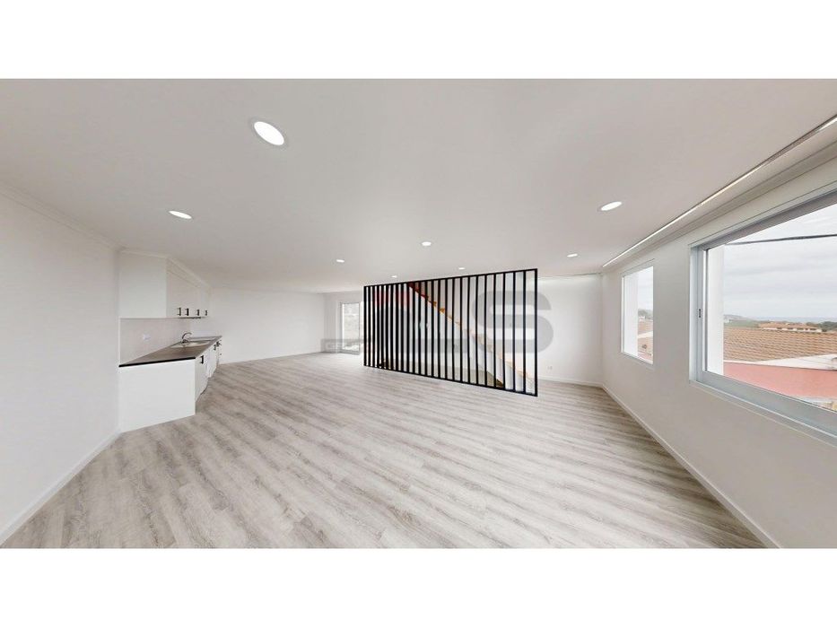 Moradia V1+1 Totalmente Remodelada com Vista Mar em Água de Alto